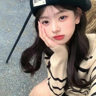 纯真小镇的夫人海报